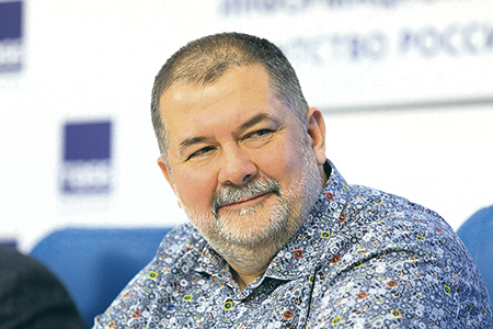 Писатель-фантаст Сергей Лукьяненко во время пресс-конференции, посвященной оглашению победителей семинара для писателей-фантастов Литературной мастерской Сергея Лукьяненко.